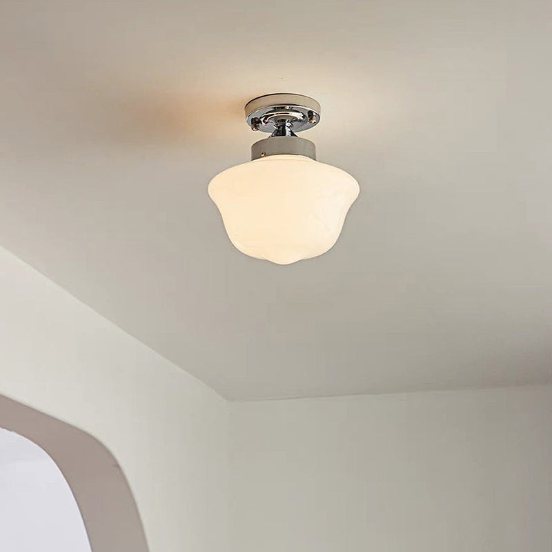 Loftlampe med glasskærme i creme – skandinavisk loftbelysning