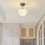 Loftlampe med glasskærme i creme – skandinavisk loftbelysning
