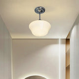 Loftlampe med glasskærme i creme – skandinavisk loftbelysning
