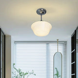 Loftlampe med glasskærme i creme – skandinavisk loftbelysning