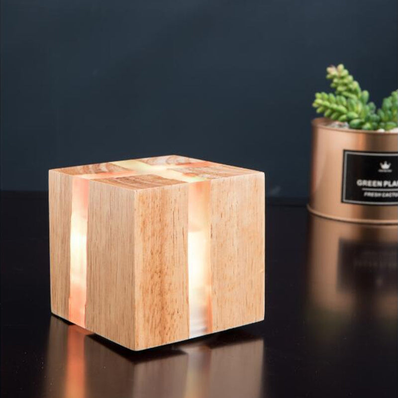 Bordlampe i massivt træ med krakeleret finish