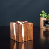 Bordlampe i massivt træ med krakeleret finish