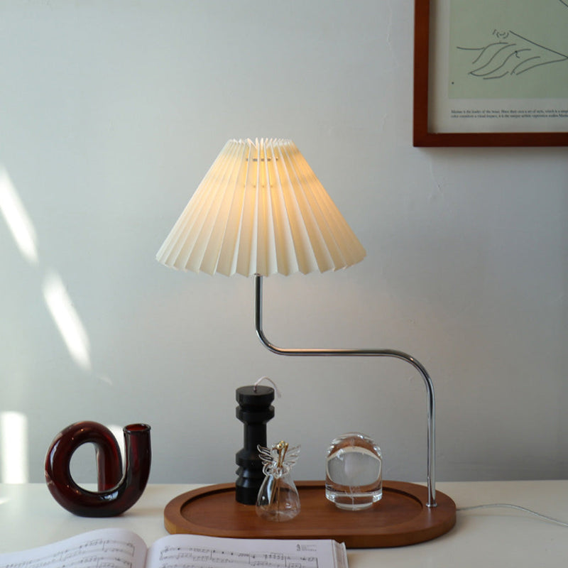 Bordlampe i massivt træ med plisseret skærm – retro