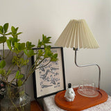 Bordlampe i massivt træ med plisseret skærm – retro