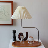 Bordlampe i massivt træ med plisseret skærm – retro