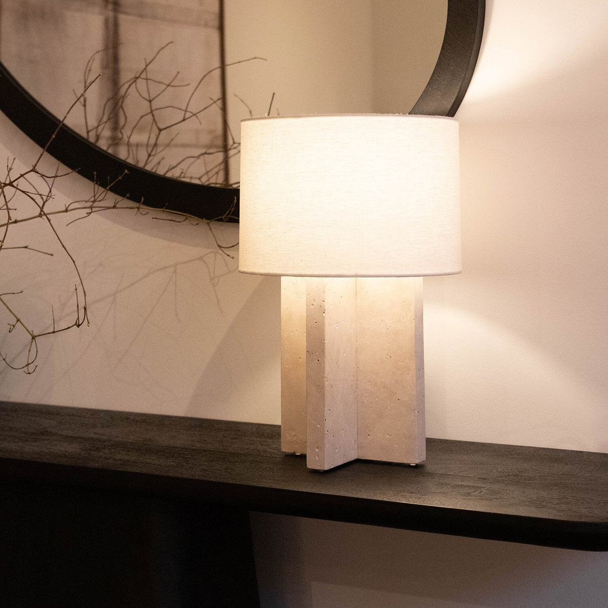 Bordlampe i travertin med hørskærm – naturstenslampe til stuen