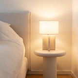 Bordlampe i travertin med hørskærm – naturstenslampe til stuen