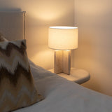 Bordlampe i travertin med hørskærm – naturstenslampe til stuen
