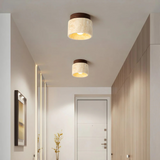Loftlampe i travertin med trædetalje – cylinderformet plafond