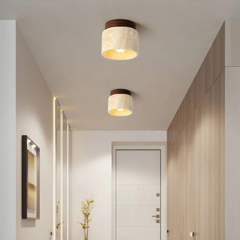 Loftlampe i travertin med trædetalje – cylinderformet plafond