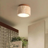 Loftlampe i travertin med trædetalje – cylinderformet plafond