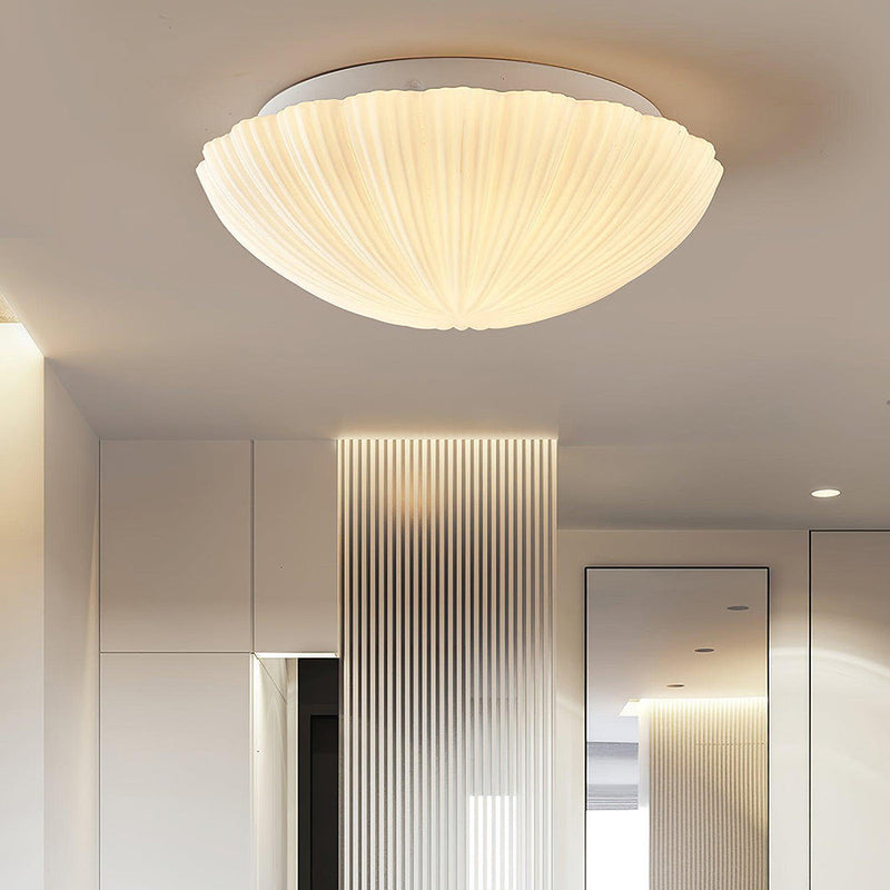 Loftlampe formet som en musling i cremehvid – vintage loftbelysning