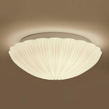 Loftlampe formet som en musling i cremehvid – vintage loftbelysning