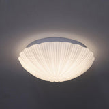 Loftlampe formet som en musling i cremehvid – vintage loftbelysning
