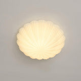 Loftlampe formet som en musling i cremehvid – vintage loftbelysning