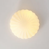 Loftlampe formet som en musling i cremehvid – vintage loftbelysning