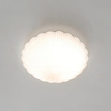 Loftlampe formet som en musling i cremehvid – vintage loftbelysning