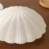 Loftlampe formet som en musling i cremehvid – vintage loftbelysning