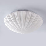 Loftlampe formet som en musling i cremehvid – vintage loftbelysning