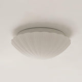 Loftlampe formet som en musling i cremehvid – vintage loftbelysning