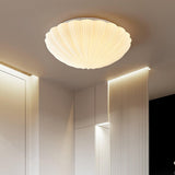Loftlampe formet som en musling i cremehvid – vintage loftbelysning