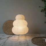Gulvlampe i rispapir med trefod – wabi-sabi standerlampe til stuen