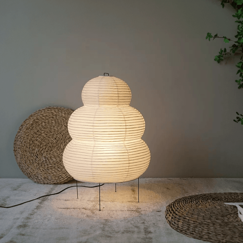 Gulvlampe i rispapir med trefod – wabi-sabi standerlampe til stuen