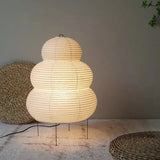 Gulvlampe i rispapir med trefod – wabi-sabi standerlampe til stuen