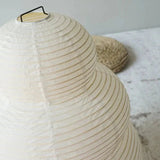Gulvlampe i rispapir med trefod – wabi-sabi standerlampe til stuen