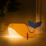 Bordlampe i træ og akryl – natlampe med dyremotiv