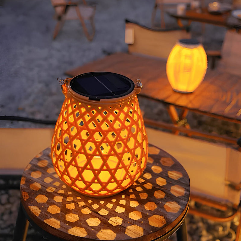 Lanterne med flettet bambuslook – solcellelampe til haven