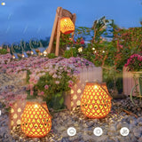 Lanterne med flettet bambuslook – solcellelampe til haven