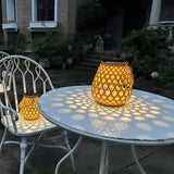 Lanterne med flettet bambuslook – solcellelampe til haven