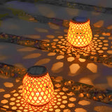 Lanterne med flettet bambuslook – solcellelampe til haven