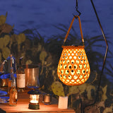 Lanterne med flettet bambuslook – solcellelampe til haven