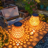 Lanterne med flettet bambuslook – solcellelampe til haven