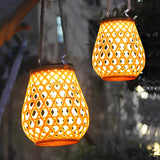 Lanterne med flettet bambuslook – solcellelampe til haven
