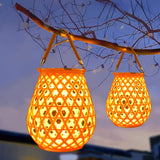 Lanterne med flettet bambuslook – solcellelampe til haven