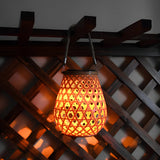 Lanterne med flettet bambuslook – solcellelampe til haven